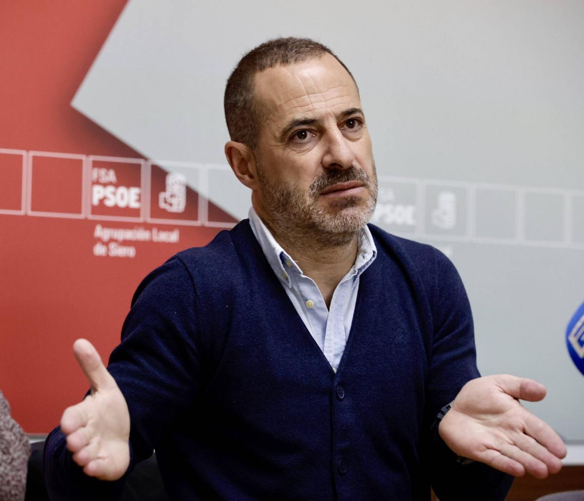 Ángel García "Cepi", con las siglas del PSOE detrás, en la rueda de prensa que da por zanjada la crisis con el Gobierno autonómico de su propio partido.