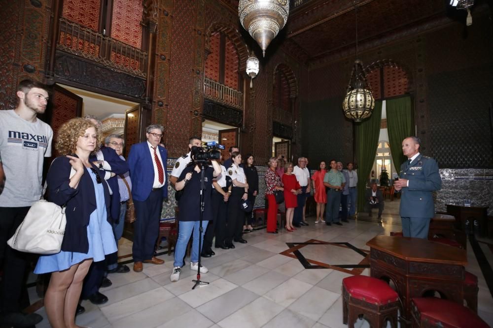 La Sociedad Casino de Torrevieja acoge hasta el lunes una exposición fotográfica de Manuel Lorenzo con motivo del 175 aniversario de la Guardia Civil. La inauguración el martes estuvo precedida por un