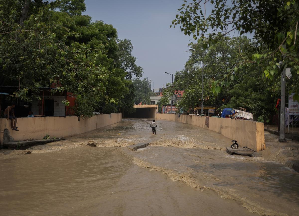 El aumento del nivel del agua del río Yamuna después de las lluvias monzónicas en Nueva Delhi.