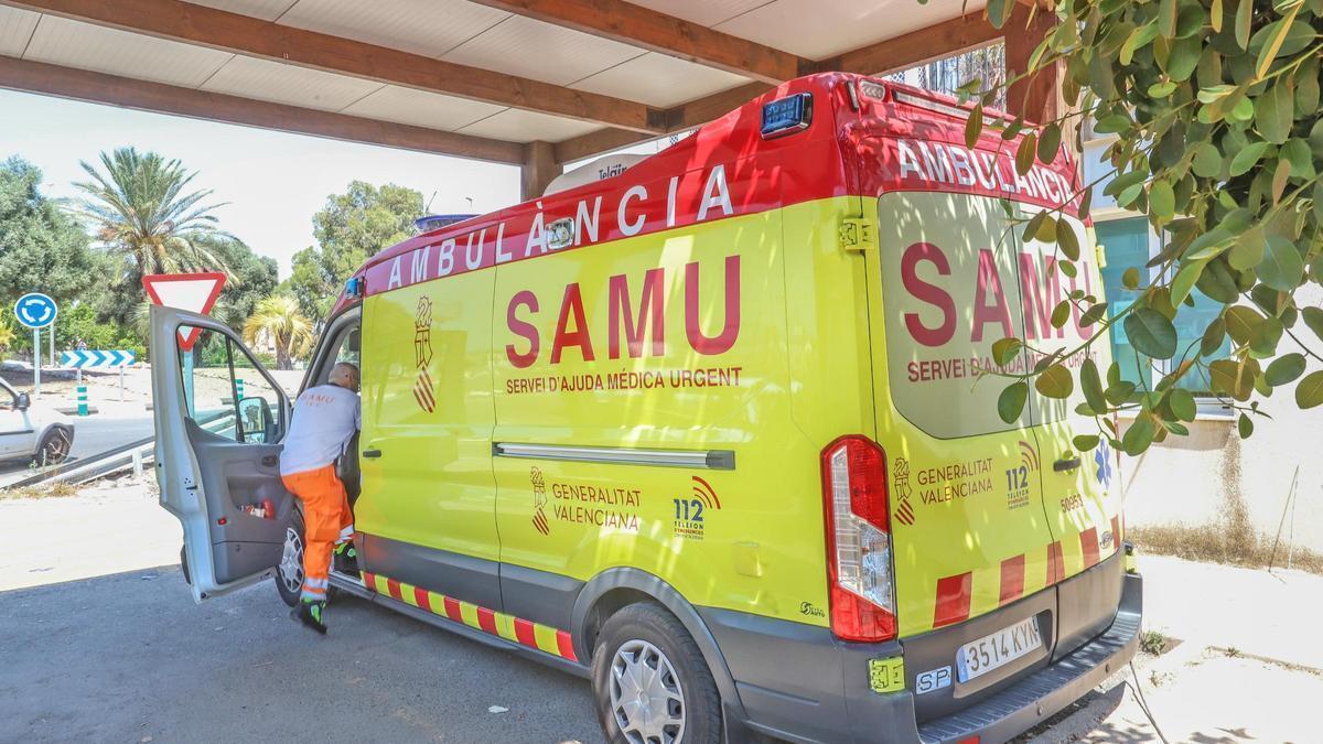 Una base del Samu en la Vega Baja. La que cubre a la población del interior de la Vega Baja tiene su base junto al Hospital Vega Baja en San Bartolomé (Orihuela)