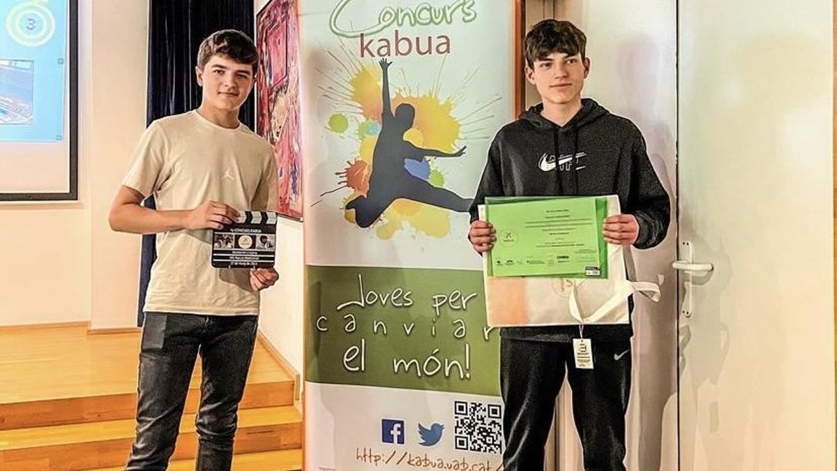 Dos alumnes premiats de l'institut Narcís Monturiol. | INSTAGRAM @PROJECTEICARIA