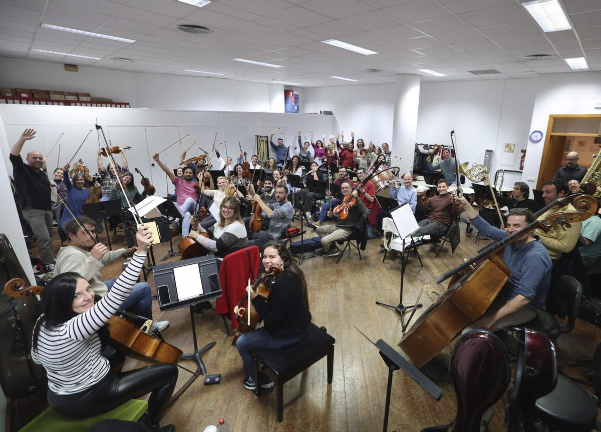 Aguiló (esquerra) i els músics i cantants saluden el fotògraf durant el darrer assaig del cap de setmana.