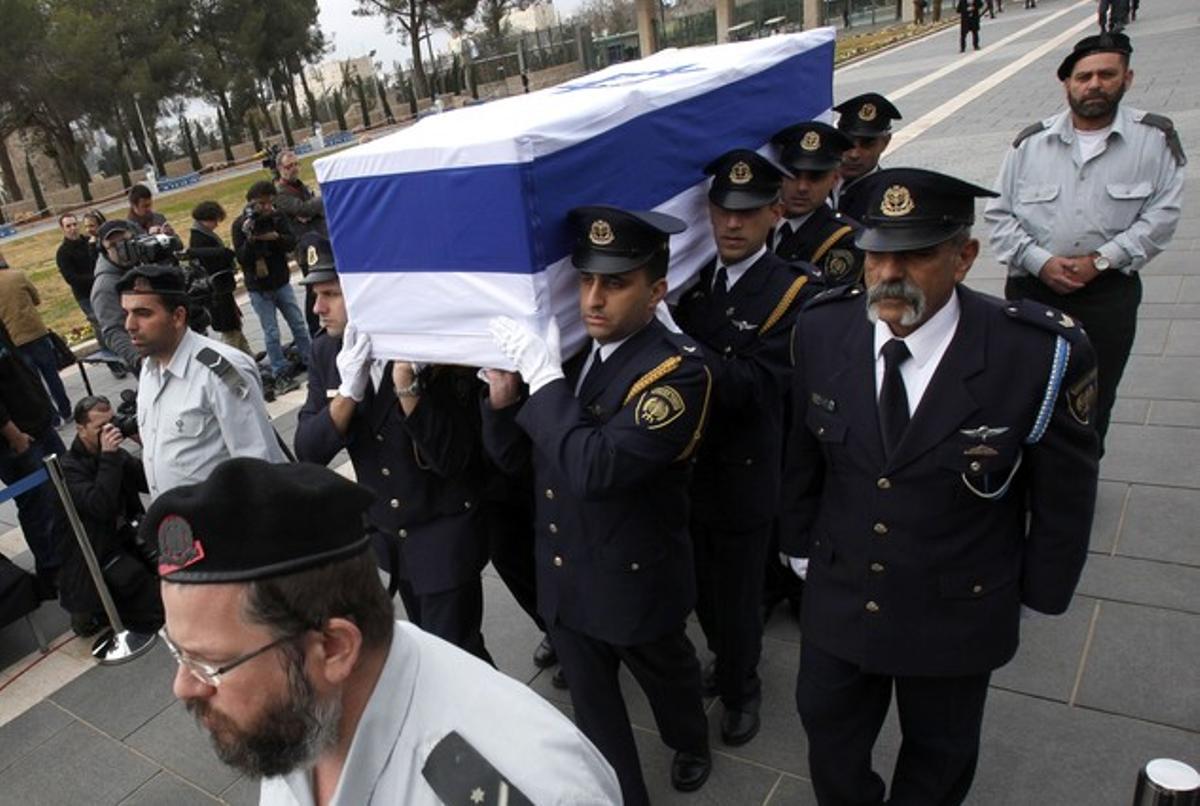 Militars israelians porten el taüt de Sharon fins al Parlament israelià.