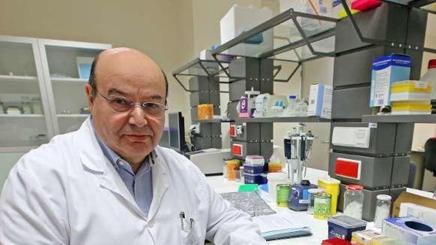 El jefe de Microbiología del Chuvi, Benito Regueiro. // Marta G. Brea