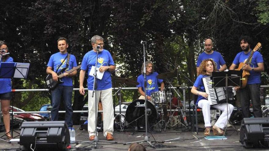 Xosé Lois Seixo, no centro da imaxe, nun concerto de Pirilampo.