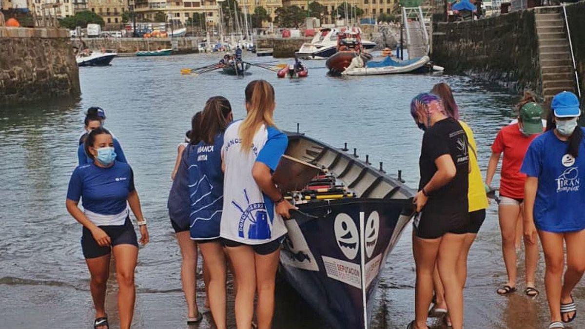 Las remeras de Tirán Pereira saliendo ayer al agua en San Sebastián.