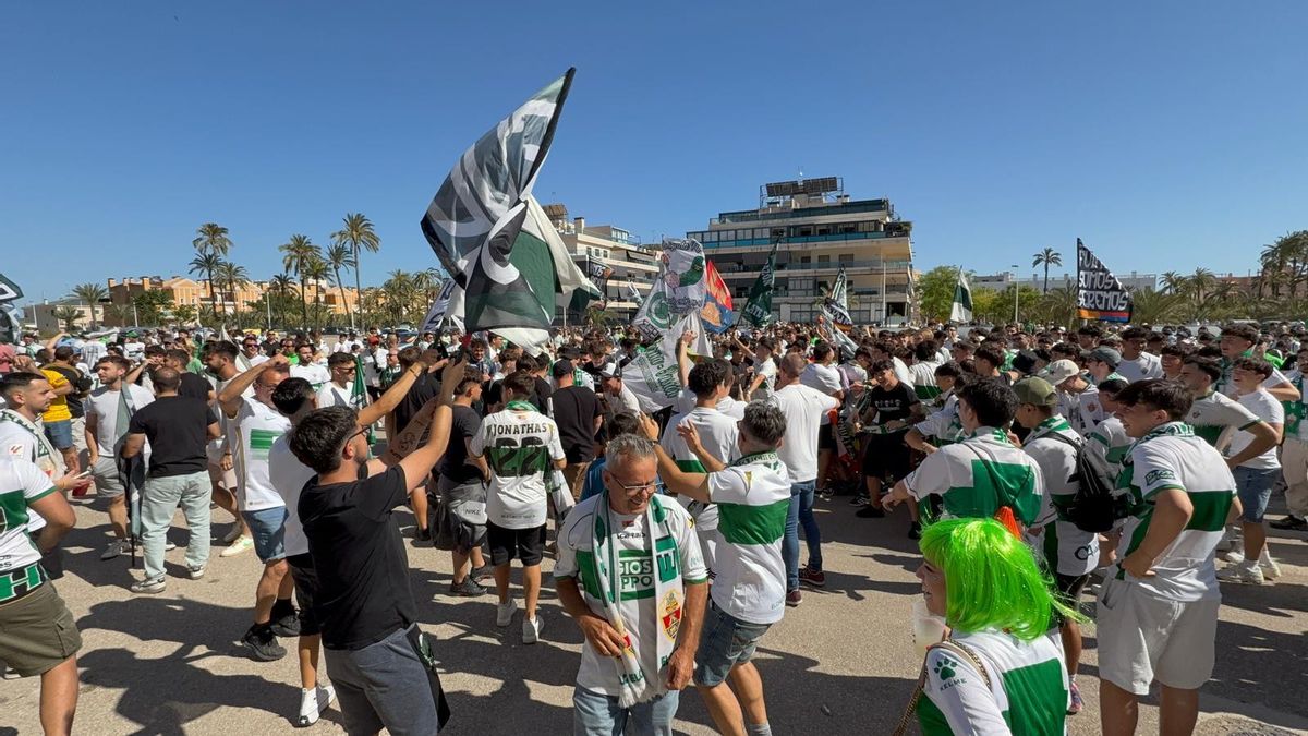 Los entornos del Martínez Valero se llenan de aficionados antes del partido contra el Málaga