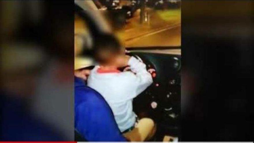 Detenido por conducir con un menor en su regazo y animarle a coger el volante | Vídeo