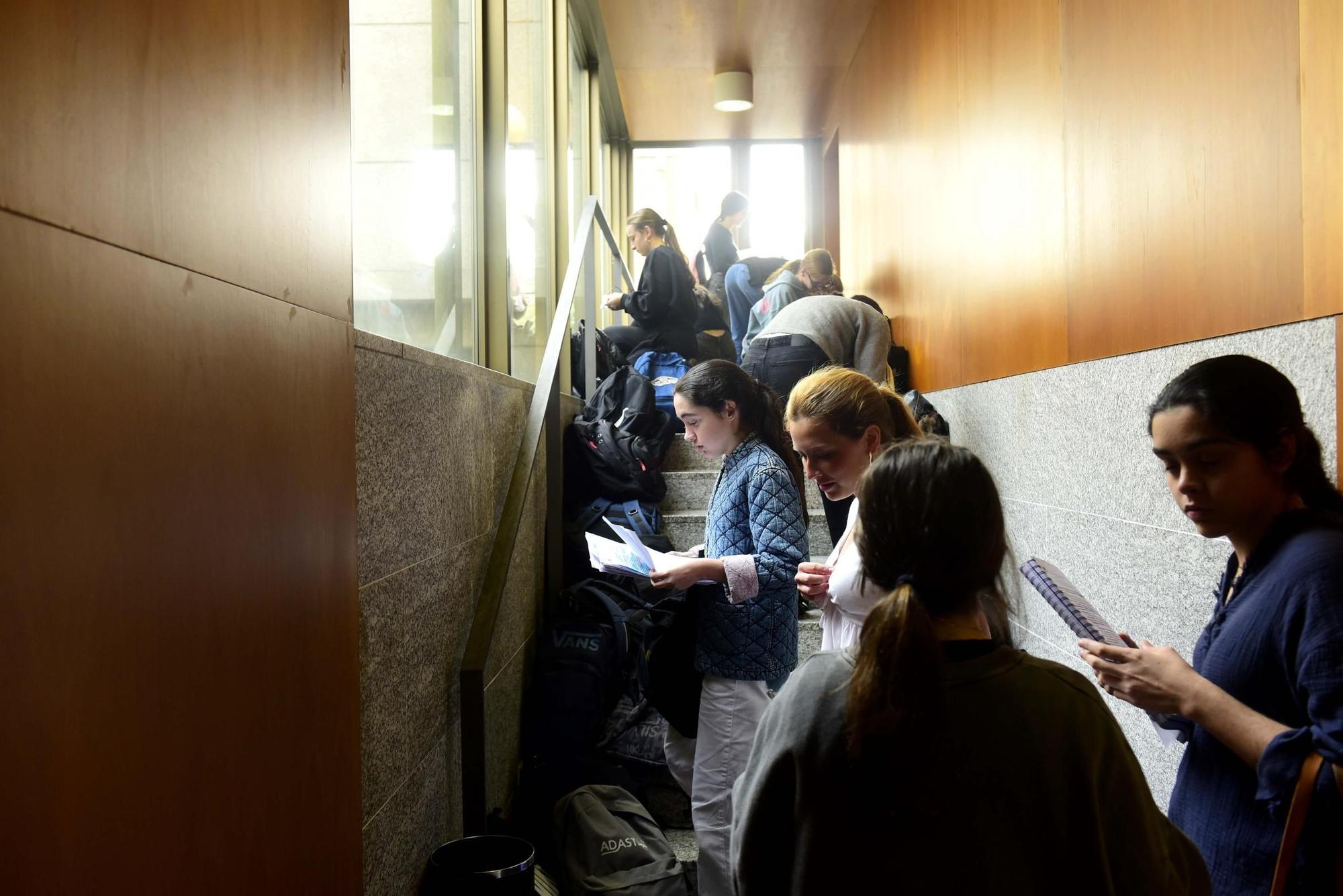 Comienza la selectividad en A Coruña: rosarios, apuntes en mano y últimas colas para ir al baño