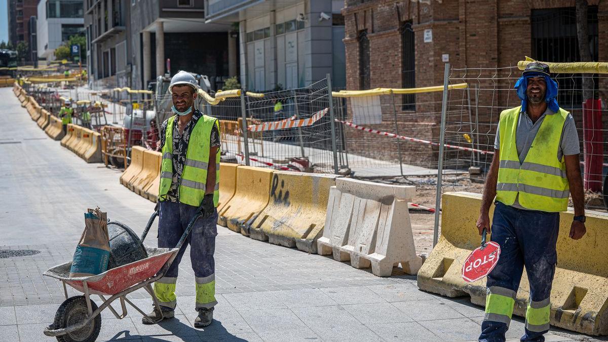 Trabajadores de la construcción, en una obra de Barcelona.