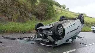 Una mujer vuelca con su coche en Oviedo y sale "prácticamente ilesa" a pesar de que el vehículo quedó "destrozado"