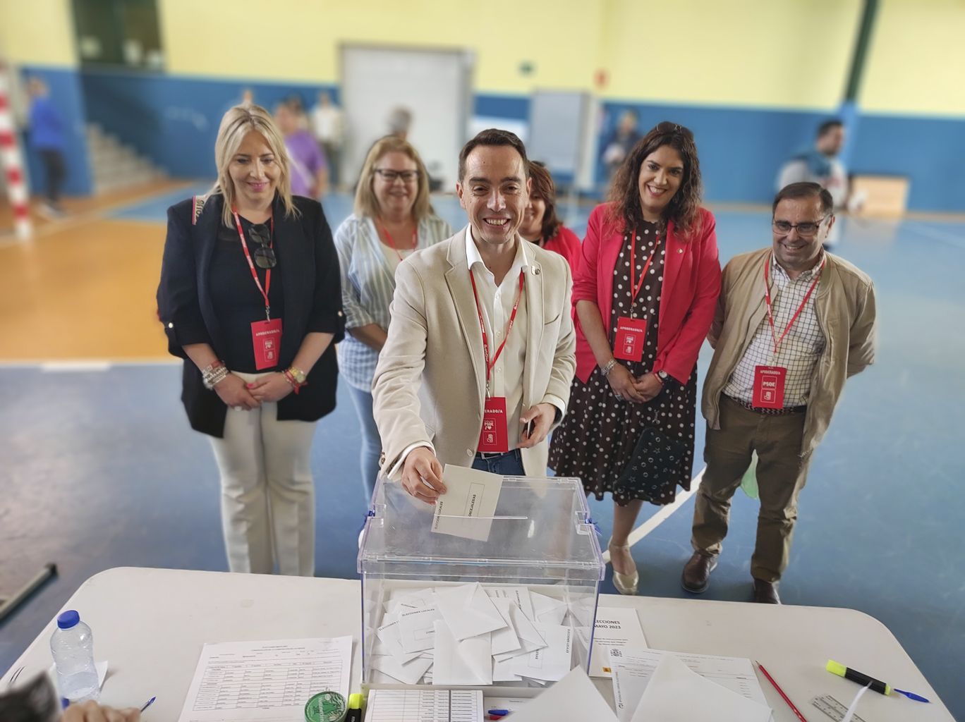 Luciano Huerga votando en las últimas elecciones municipales en el colegio electoral Fernando II