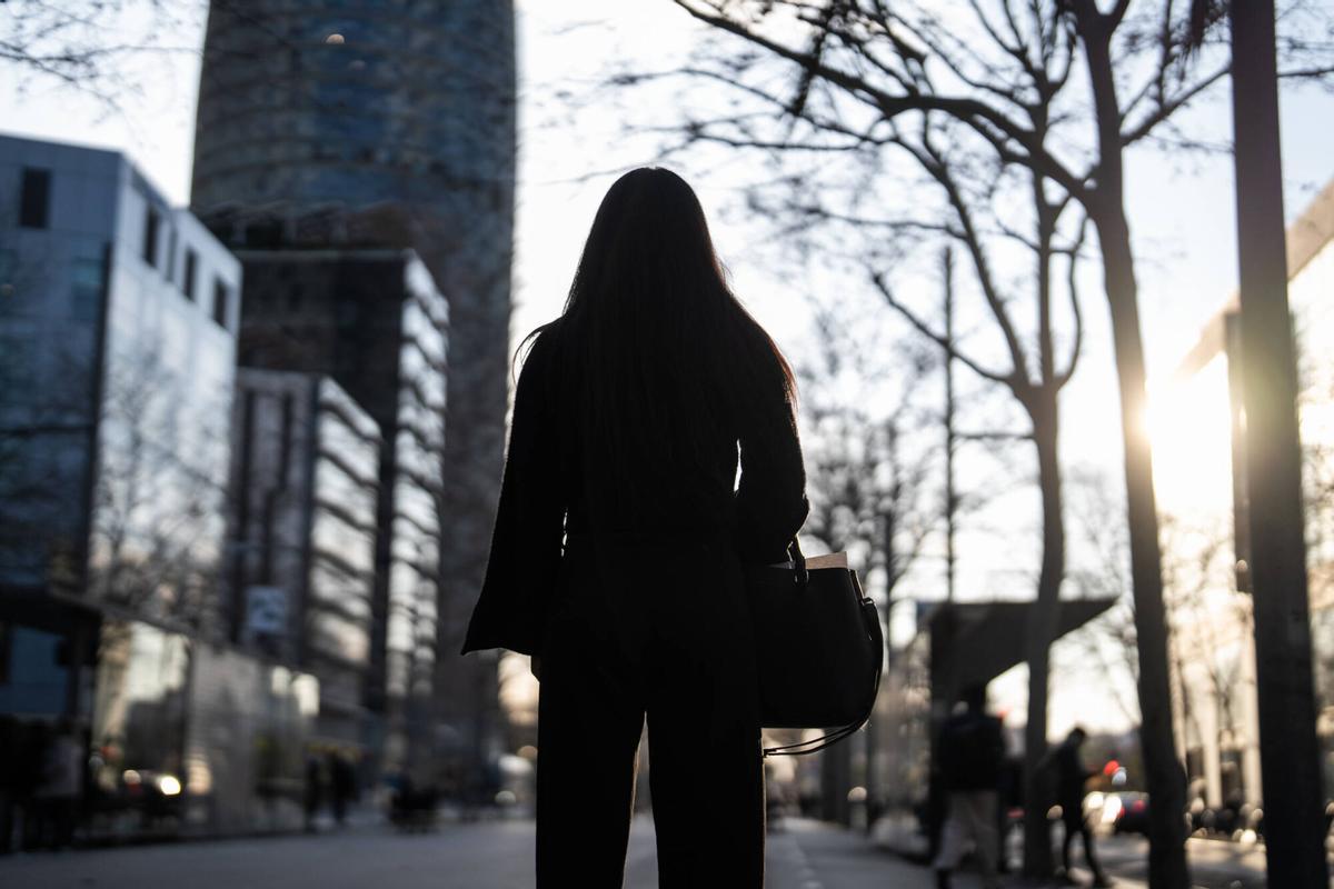 BARCELONA 11/02/2025 Sociedad. Retratos a una mujer trans y refugiada que denuncia una agresiónsexual en una de las pensiones del ayuntamiento. FOTO de ZOWY VOETEN