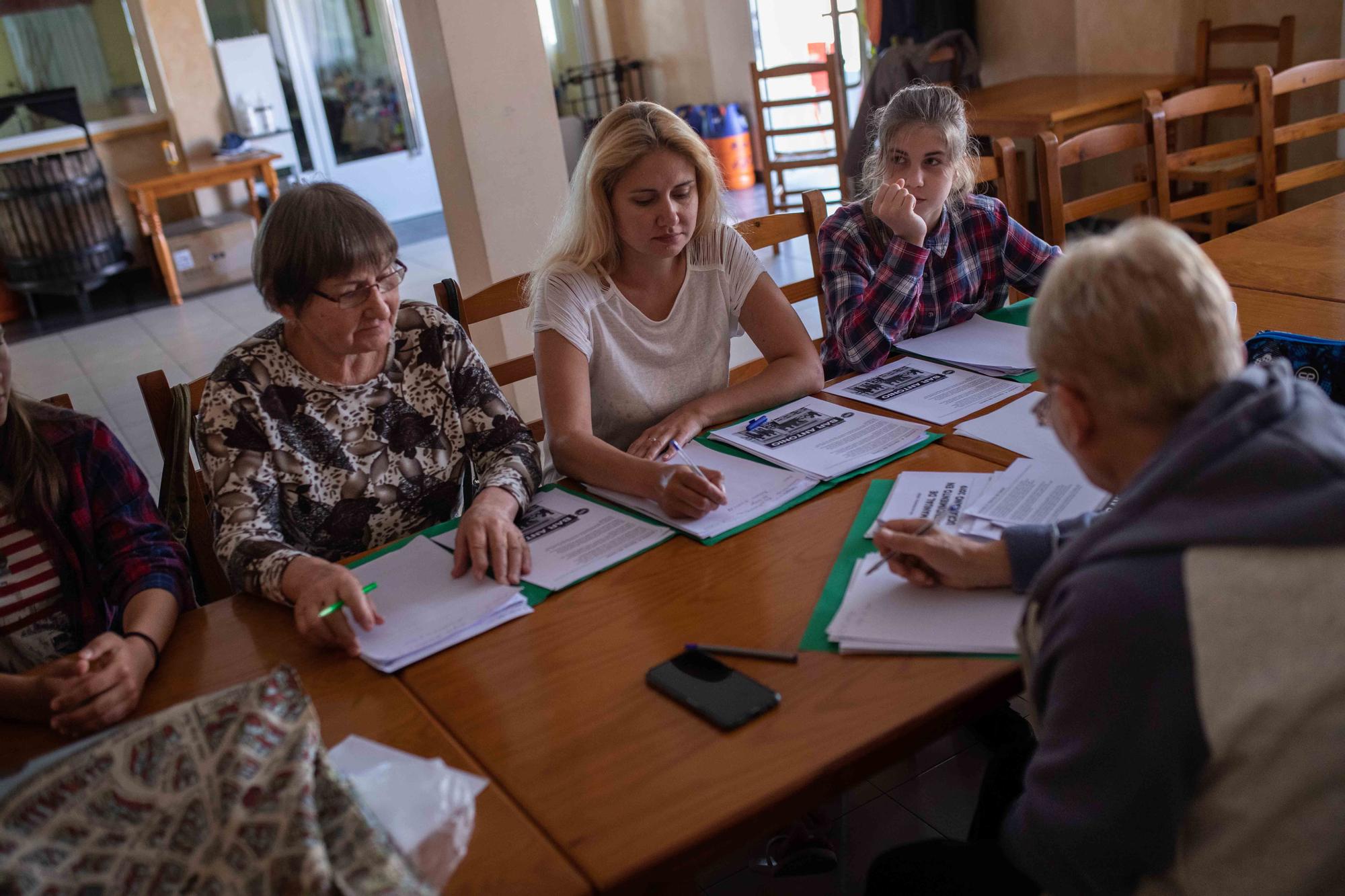 Veintiséis ucranianos se alojan en un viejo hotel de Villaralbo reabierto gracias a seis mujeres