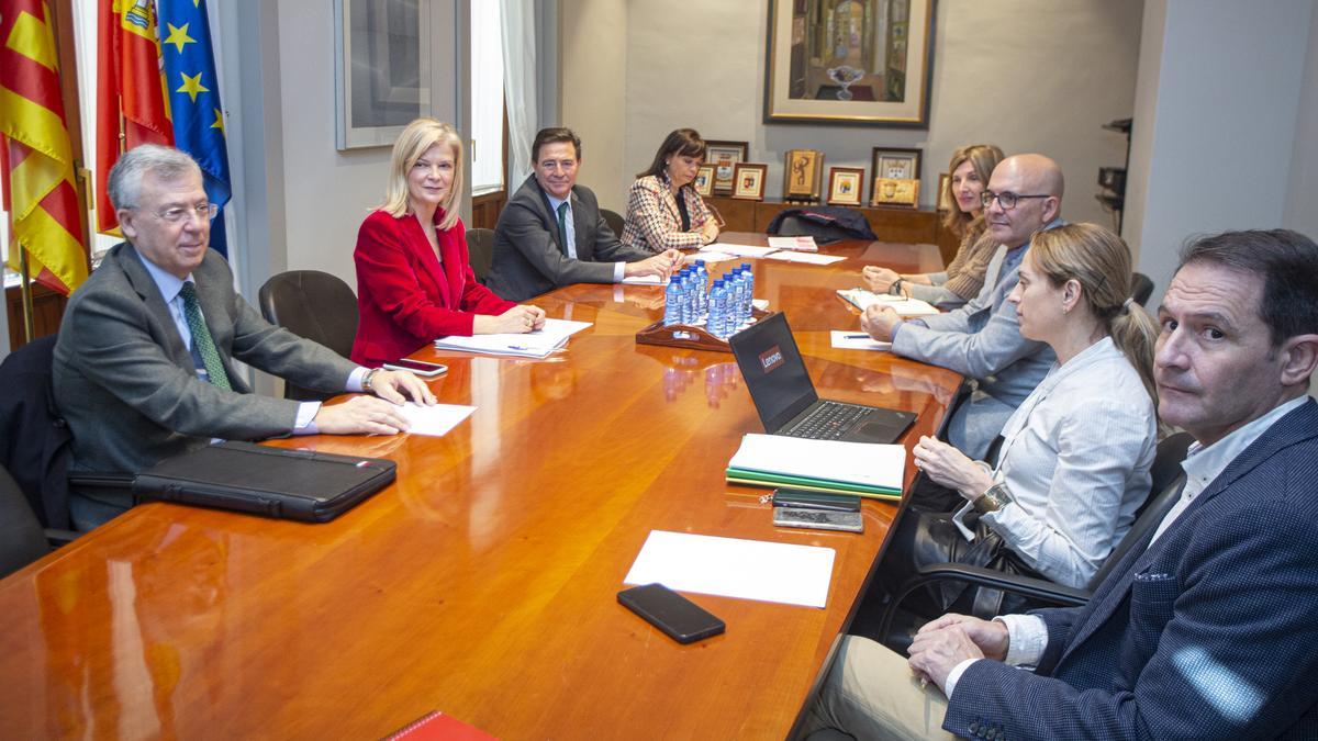 La consellera, a la izquierda de la imagen, sentada entre el fiscal jefe y el presidente de la Audiencia Provincial.