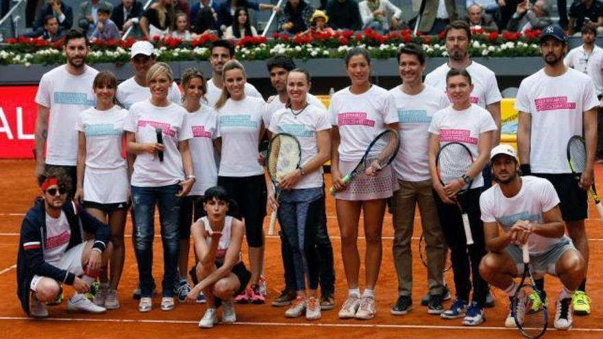 Nadal y Rudy Fernández, de pie a la izquierda de la imagen, junto al resto de tenistas en el &#039;Charity Day&#039;.