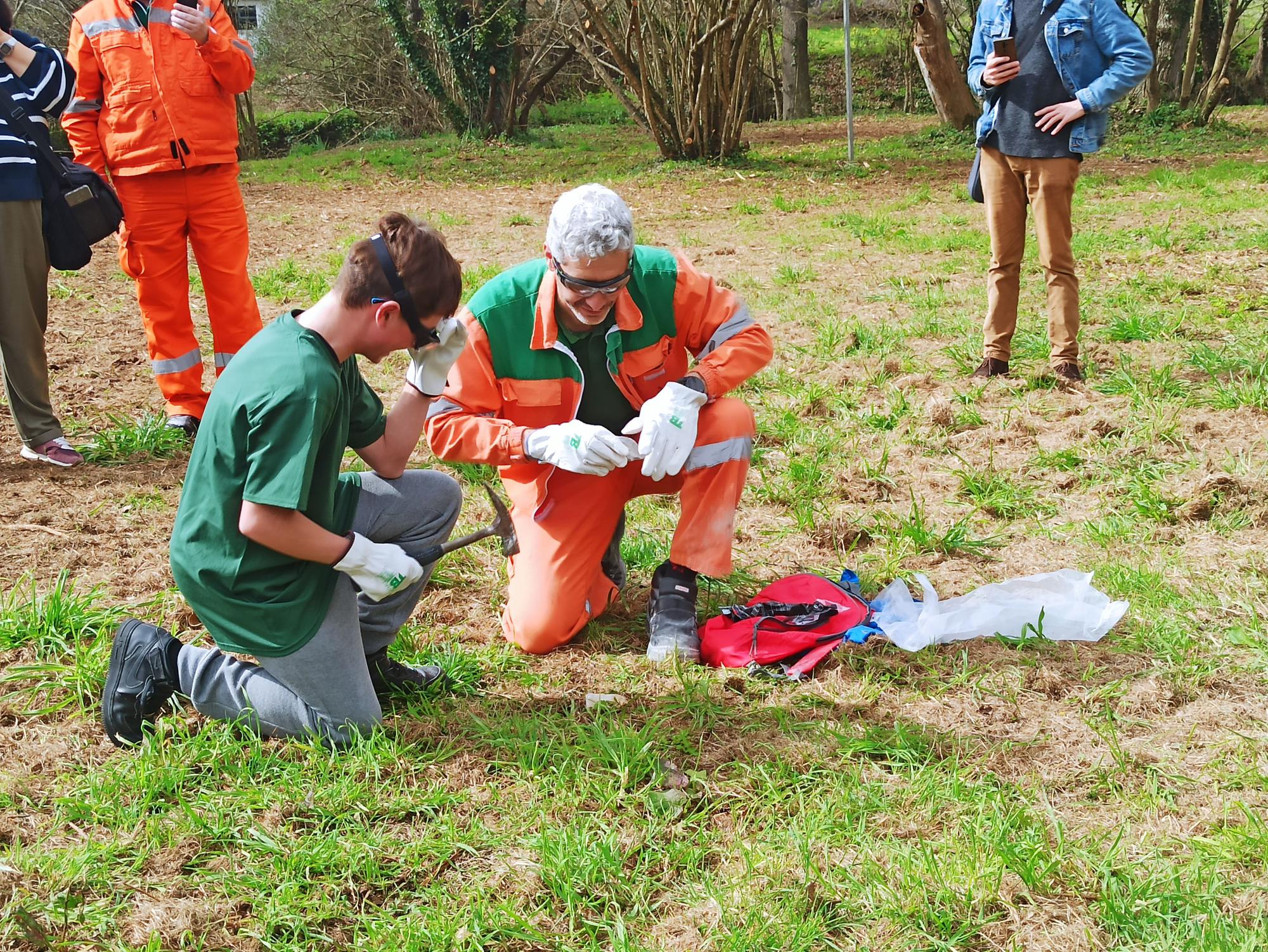 Los escolares de San Cucao ponen freno a la huella de carbono con la plantación de árboles frutales, así fue la jornada ambiental