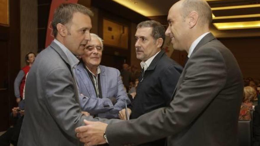 El ya exportavoz del tripartito, Natxo Bellido (Compromís), y el alcalde de Alicante, Gabriel Echávarri, se saludan ayer por la tarde en un acto.