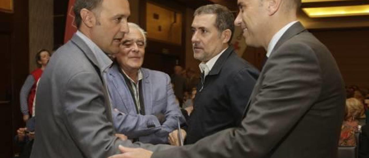 El ya exportavoz del tripartito, Natxo Bellido (Compromís), y el alcalde de Alicante, Gabriel Echávarri, se saludan ayer por la tarde en un acto.