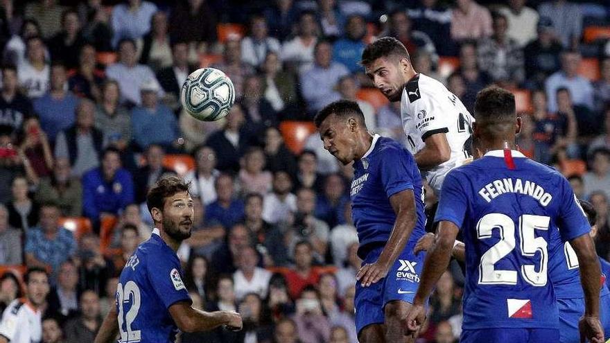 Sorbino cabecea para marcar el gol del empate del Valencia. // Efe