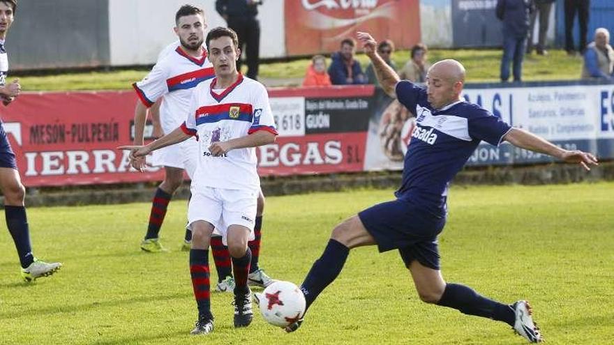 Óscar Pérez pelea un balón con un jugador del Valdesoto.