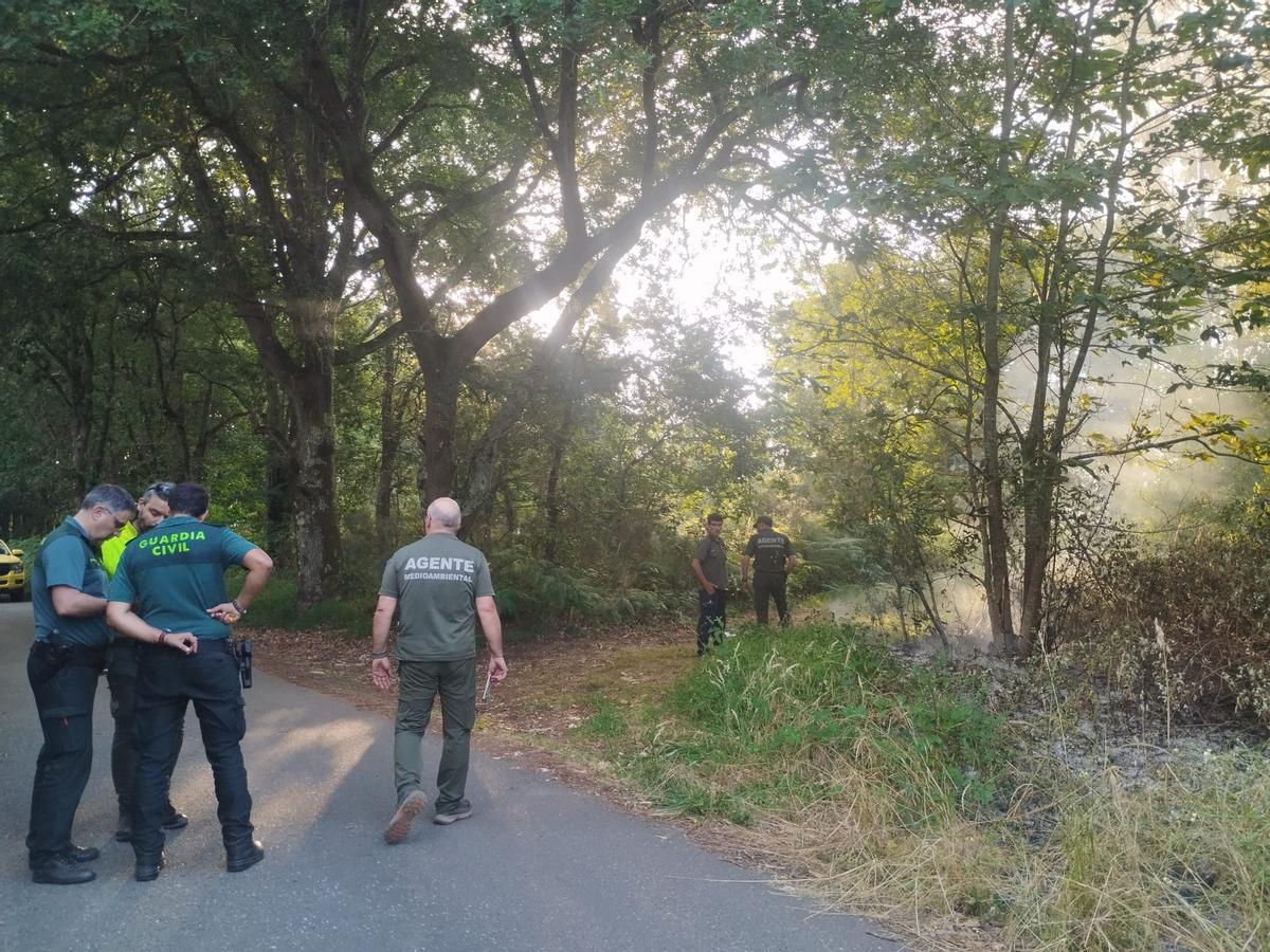 Los investigadores reunidos cerca del incendio de San Pelayo Sienra (Grado) tras reunir las primeras pesquisas.