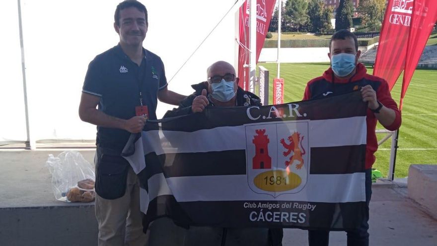 Pinino, en el centro, con la bandera del CAR Cáceres.