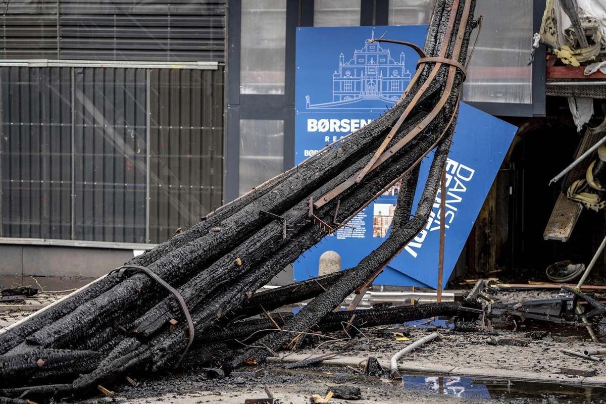 La Bolsa de Valores, uno de los edificios más antiguos de Copenhague, arrasada por un incendio.