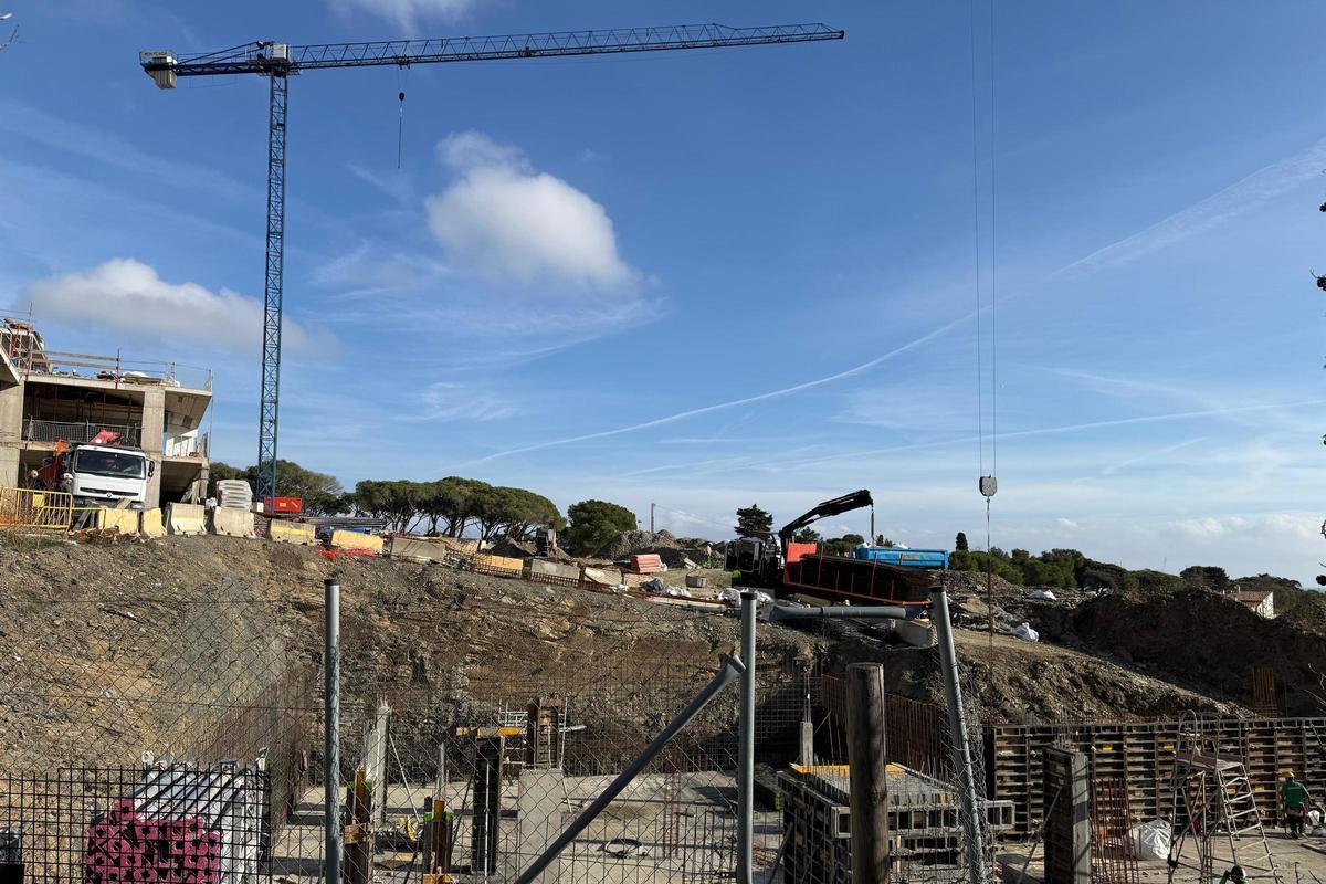 L'hotel que denuncia la CUP que utilitza camions pel parc natural.