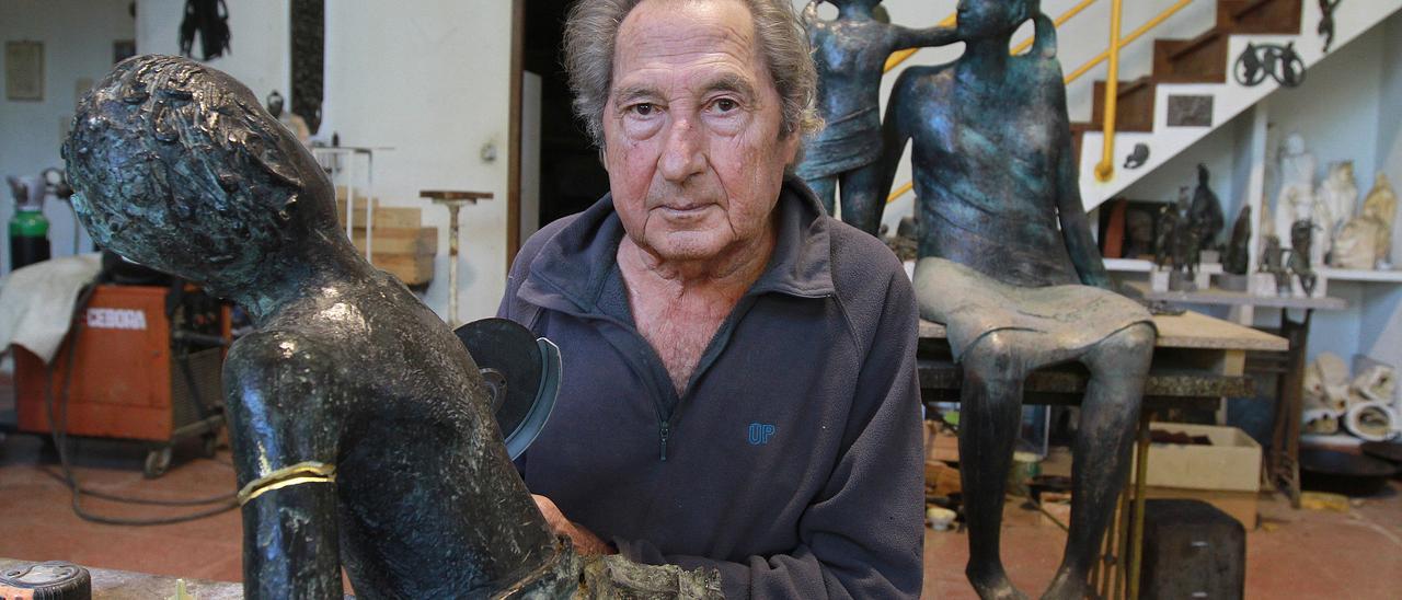 Manuel Buciños, ayer, en su taller de Ourense con las piezas del grupo escultórico de Vigo