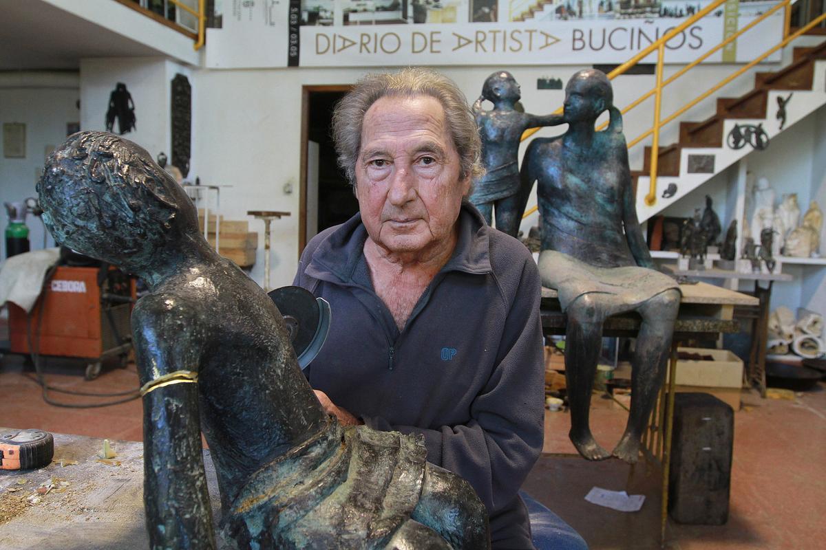 Manuel Buciños, ayer, en su taller de Ourense con las piezas del grupo escultórico de Vigo