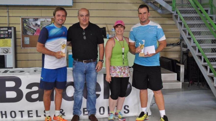 La pareja vencedora de 1ª categoría, con sus premios.