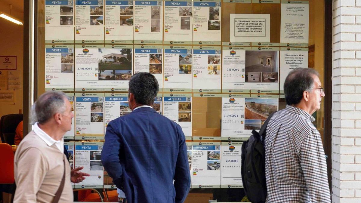 Anuncios en el escaparate de una agencia inmobiliaria en Málaga