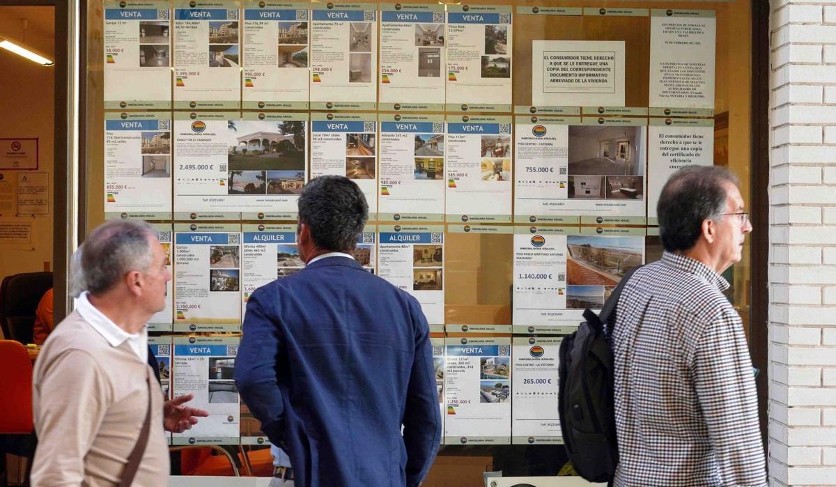 Anuncios en el escaparate de una agencia inmobiliaria en Málaga. | ÁLEX ZEA