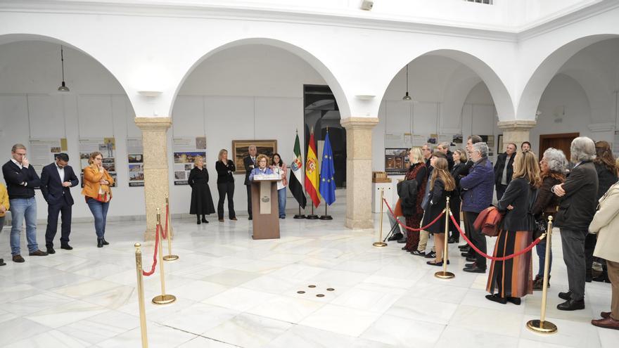 Inauguración de la exposición e la Asamblea de Extremadura.