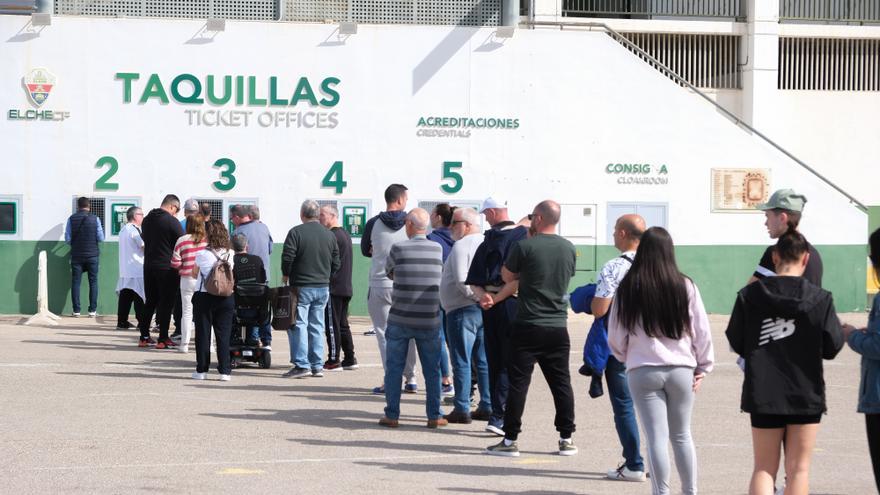 Los abonados del Elche dejan sin comprar casi 4.000 entradas para el partido frente al Barcelona