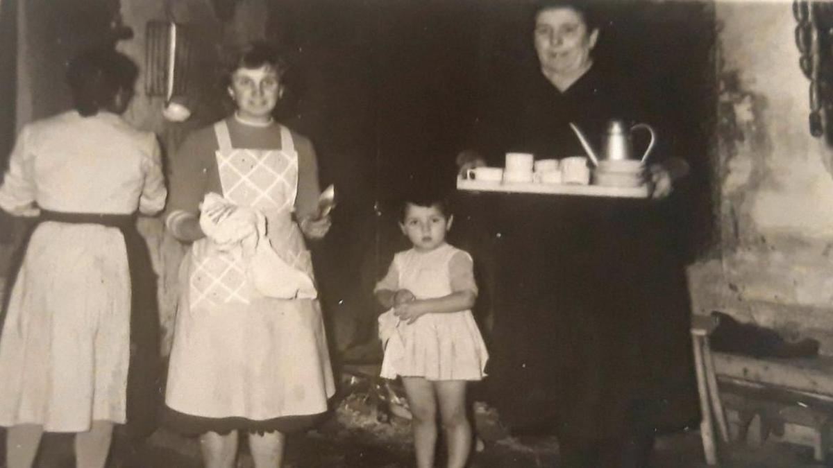 Manola trabajando en Casa Mella junto a su abuela y su madre (de espaldas) cuando tenía 16 años