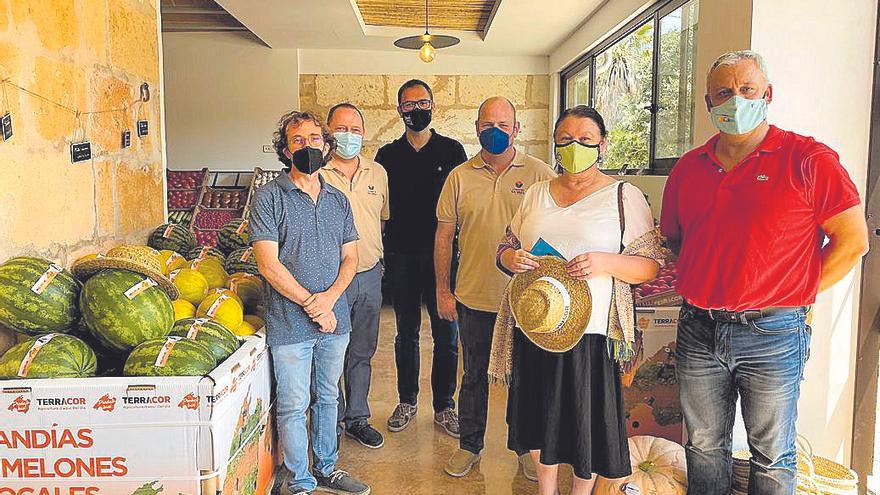 Autoridades y representantes de las dos entidades, ayer.