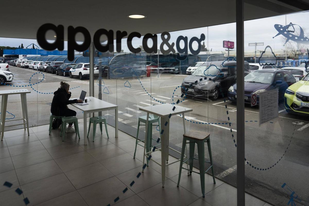 Instalaciones de la empresa aparc&amp;go en las inmediaciones del aeropuerto de El Prat. El sector reclama mayor control ante la proliferación de parkings ilegales en la zona.