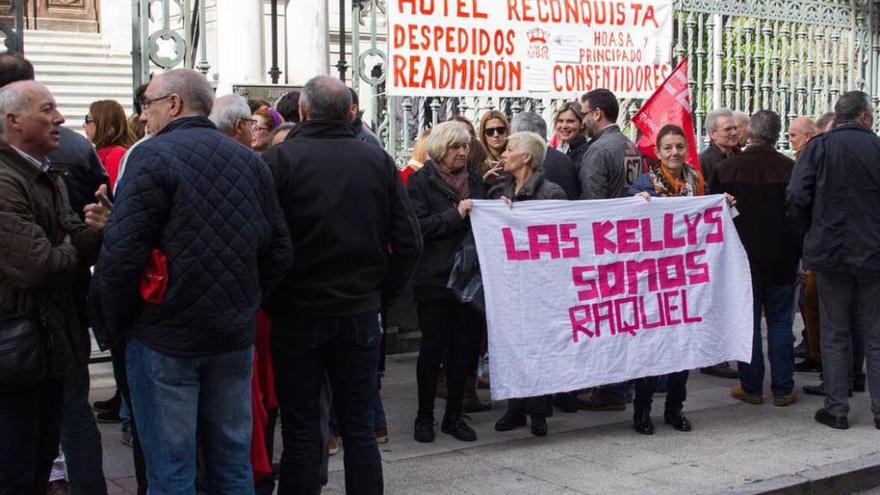 Trabajadores del Reconquista protestan, ayer, ante el Parlamento asturiano durante el Pleno.