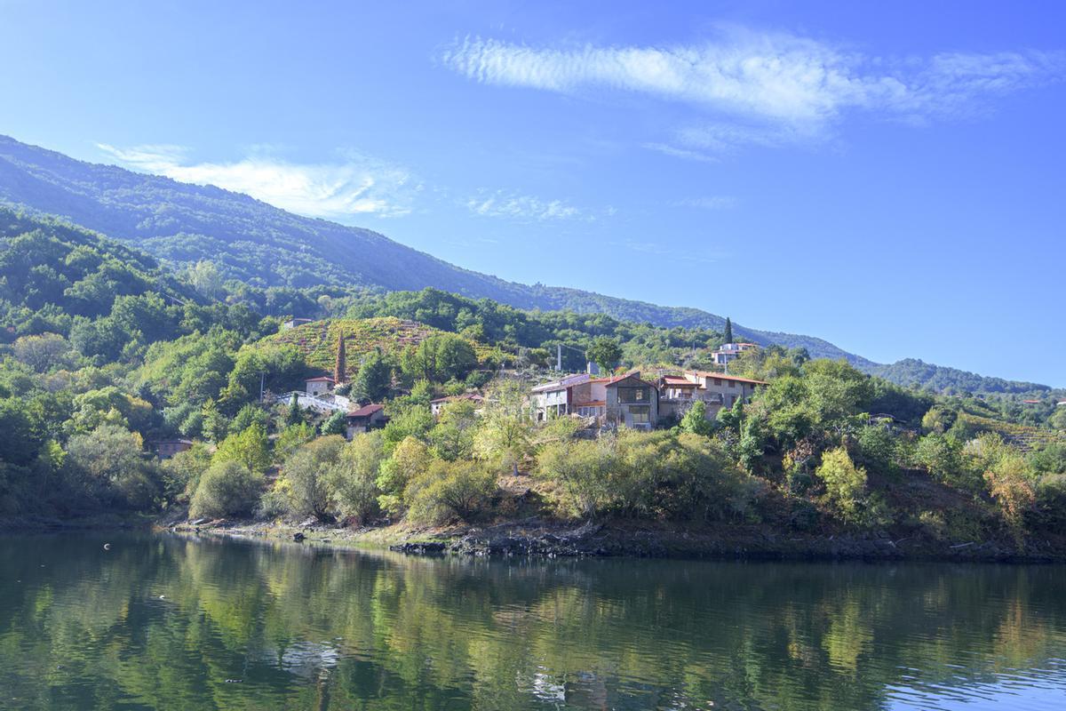 El río Sil serpentea a través de los escarpados cañones de la Rivera Sacra