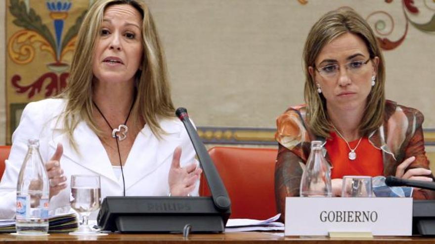 Las ministras, de Sanidad, Trinidad Jiménez, y de Defensa, Carme Chacón, durante la sesión conjunta de las comisiones de Defensa y Sanidad de la Cámara Baja.