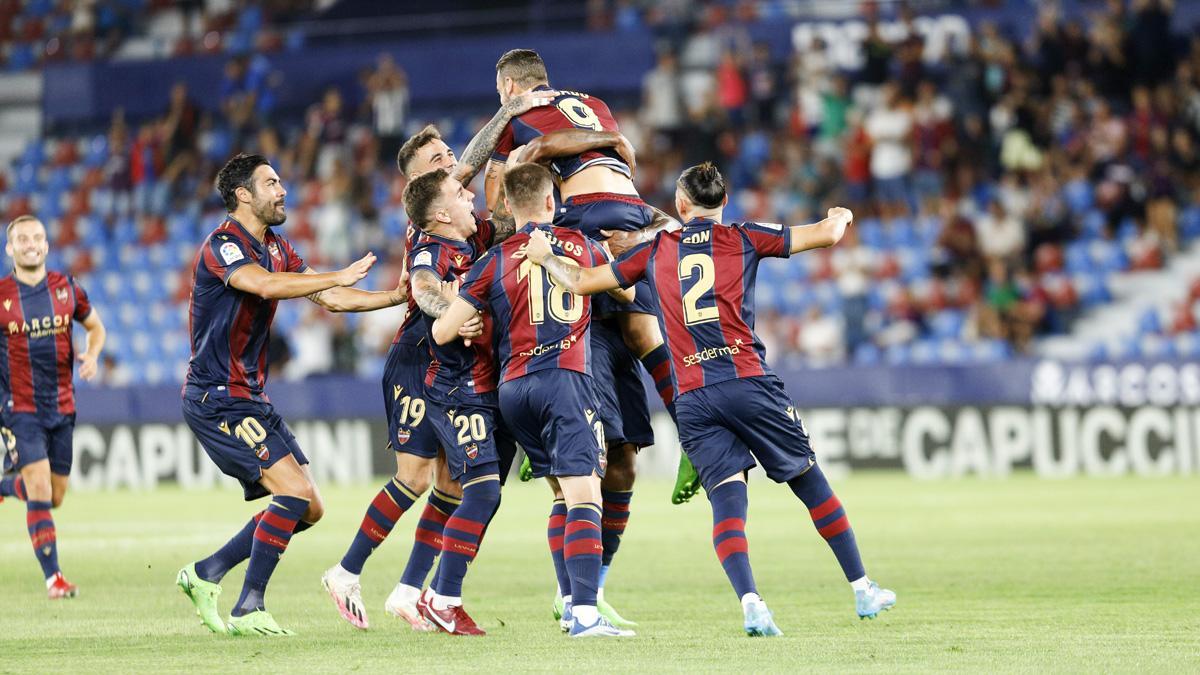 Roberto Soldado celebra un gol con el Levante