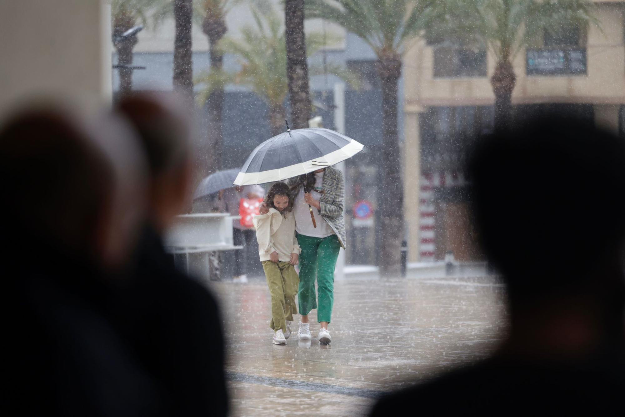 La lluvia inunda las calles de Benidorm