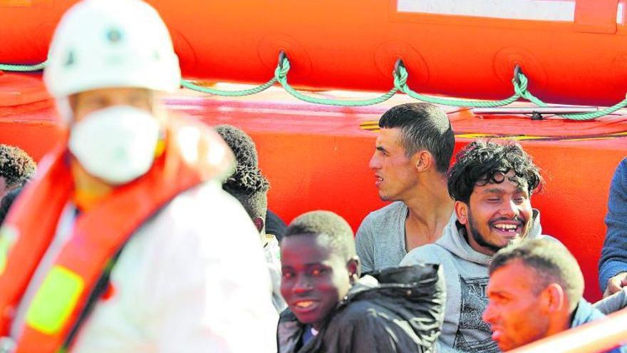 Migrantes rescatados ayer por la ‘Salvamar Talía’ al sur de Gran Canaria a su llegada al puerto de Arguineguín .