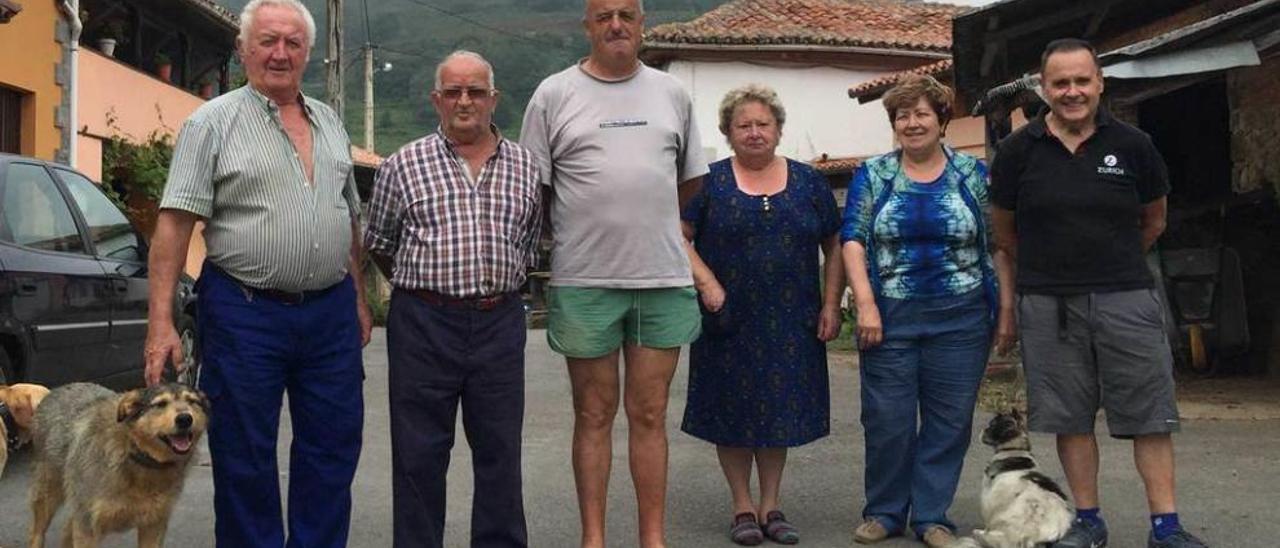 Manolo García, Cracio del Corro, Ramón Cuesta, Carmina Rivera, Mari Carmen García y Bonifacio Alonso, ayer, en el barrio de El Palacio, en Villaverde.