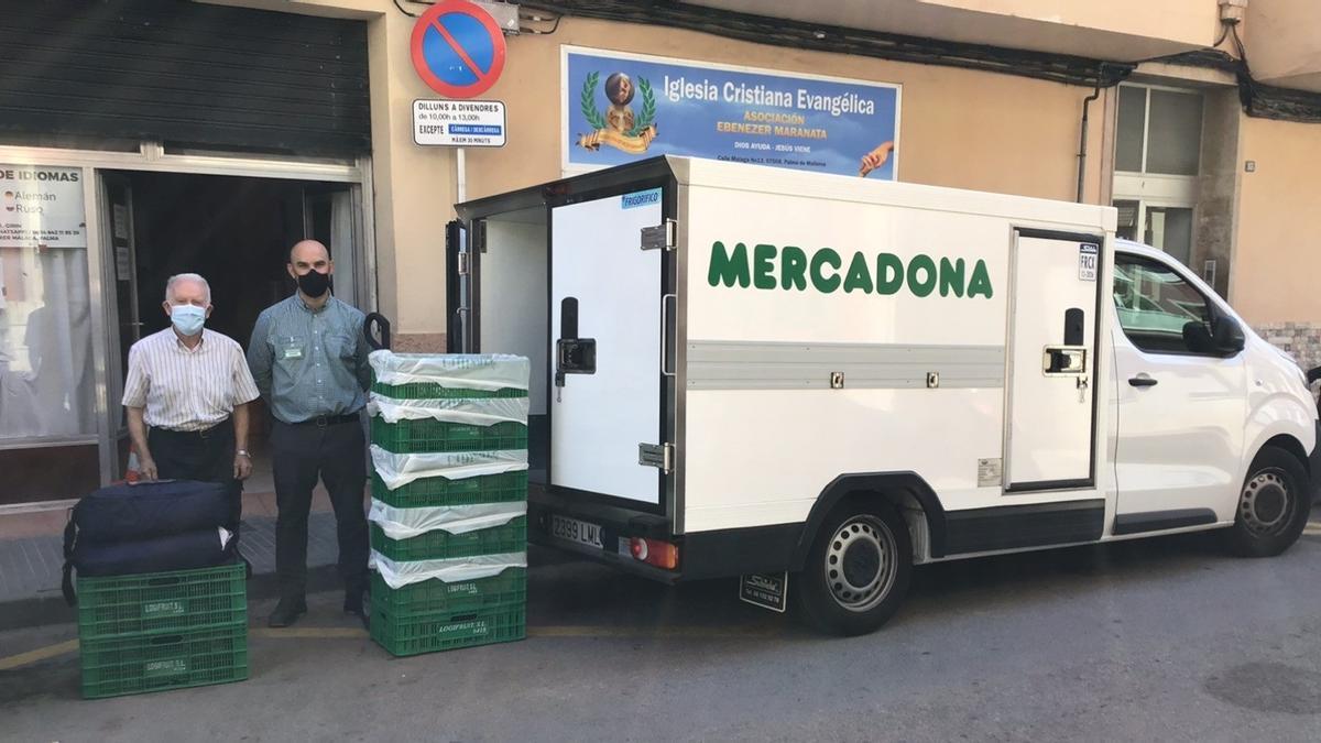 Un trabajador de Mercadona haciendo entrega solidaria de alimentos