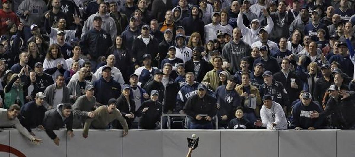 ’Seguidors dels Yankees intenten distreure el centrecampista de Los Angeles’. Primer premi de reportatges d’esports. Fotografies individuals.