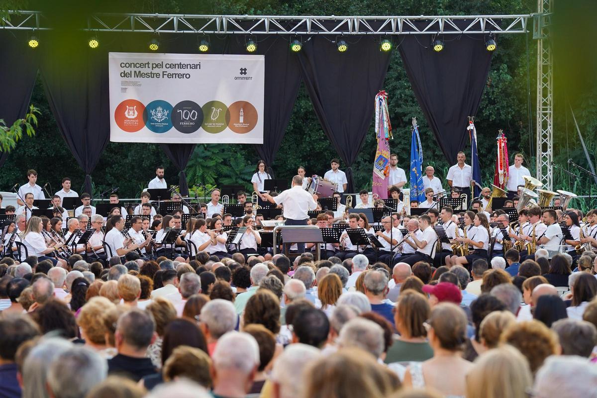 Así fue el histórico homenaje al maestro Ferrero con más de 300 músicos en Ontinyent Así fue el histórico homenaje al maestro Ferrero con más de 300 músicos en Ontinyent