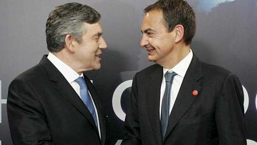Gordon Brown saluda a Zapatero a su llegada a la cumbre